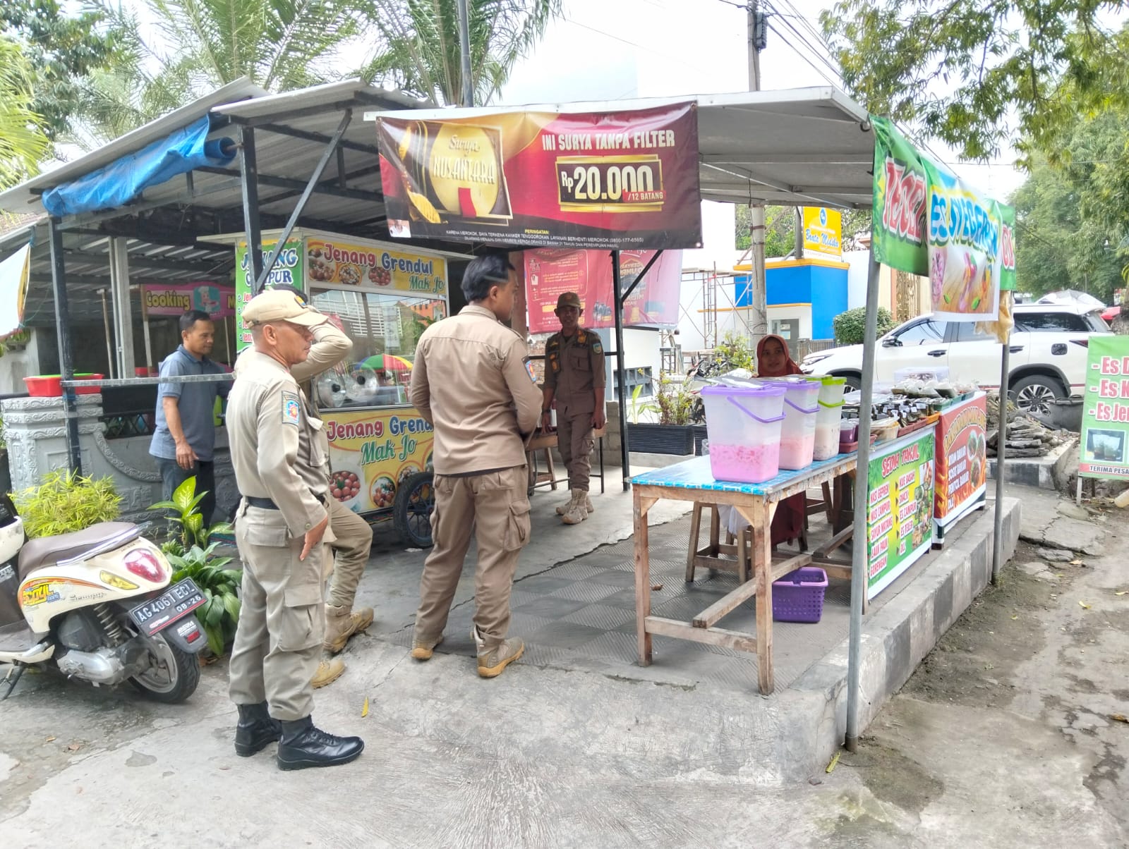 Satpol PP Tertibkan Pedagang Tiban di Pare Demi Kelancaran Lalu Lintas