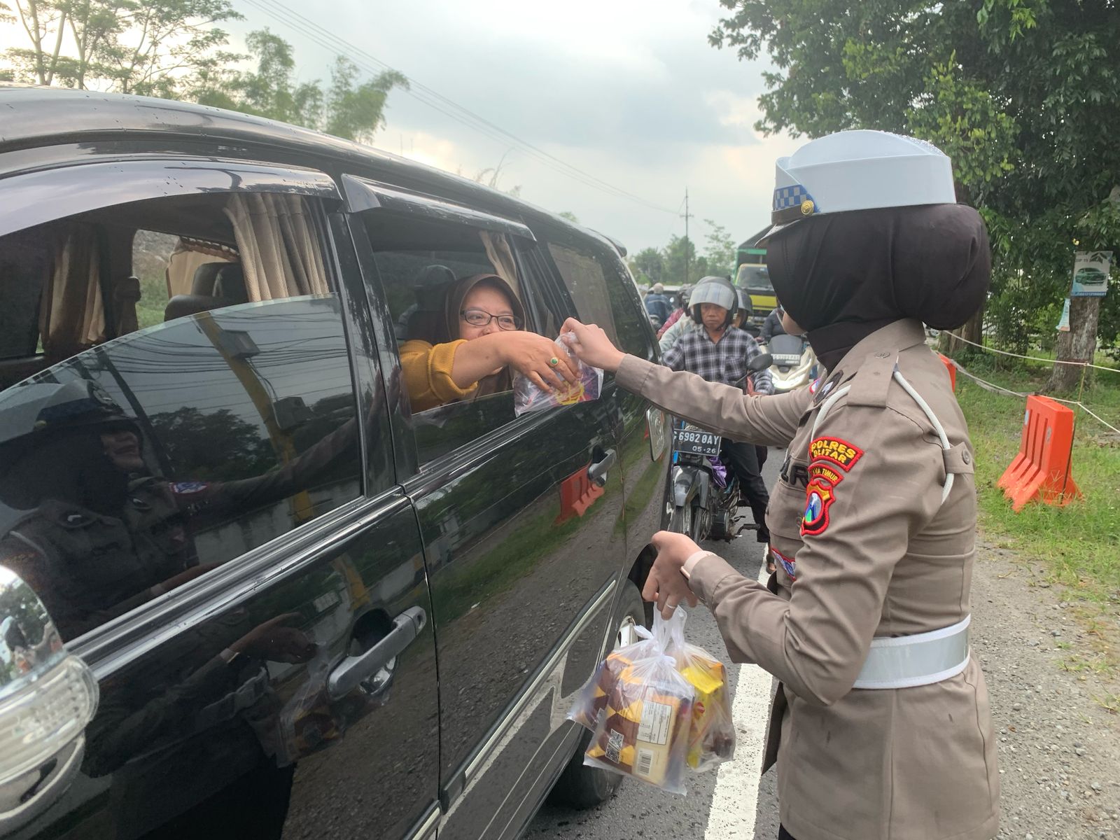 Satlantas Polres Blitar Berbagi Takjil di Bulan Ramadan