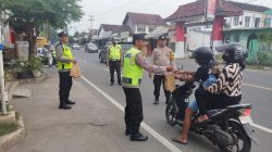 Polsek Gampengrejo Bagikan Takjil Setiap Sore untuk Warga Kurang Mampu