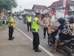 Polsek Gampengrejo Bagikan Takjil Setiap Sore untuk Warga Kurang Mampu