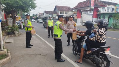 Polsek Gampengrejo Bagikan Takjil Setiap Sore untuk Warga Kurang Mampu