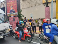 Satlantas Polres Batu Bagikan Takjil Gratis. Ajak Masyarakat Tertib Lalu Lintas