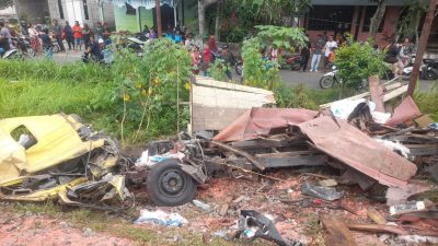 Truk Pengangkut Pupuk Dihantam Kereta Api di Kediri, Pengemudi dan Kernet Luka Berat