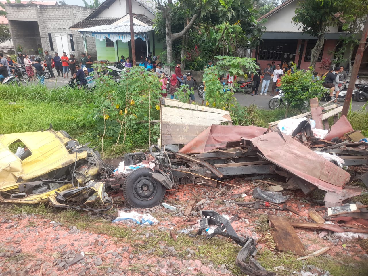 Truk Pengangkut Pupuk Dihantam Kereta Api di Kediri, Pengemudi dan Kernet Luka Berat