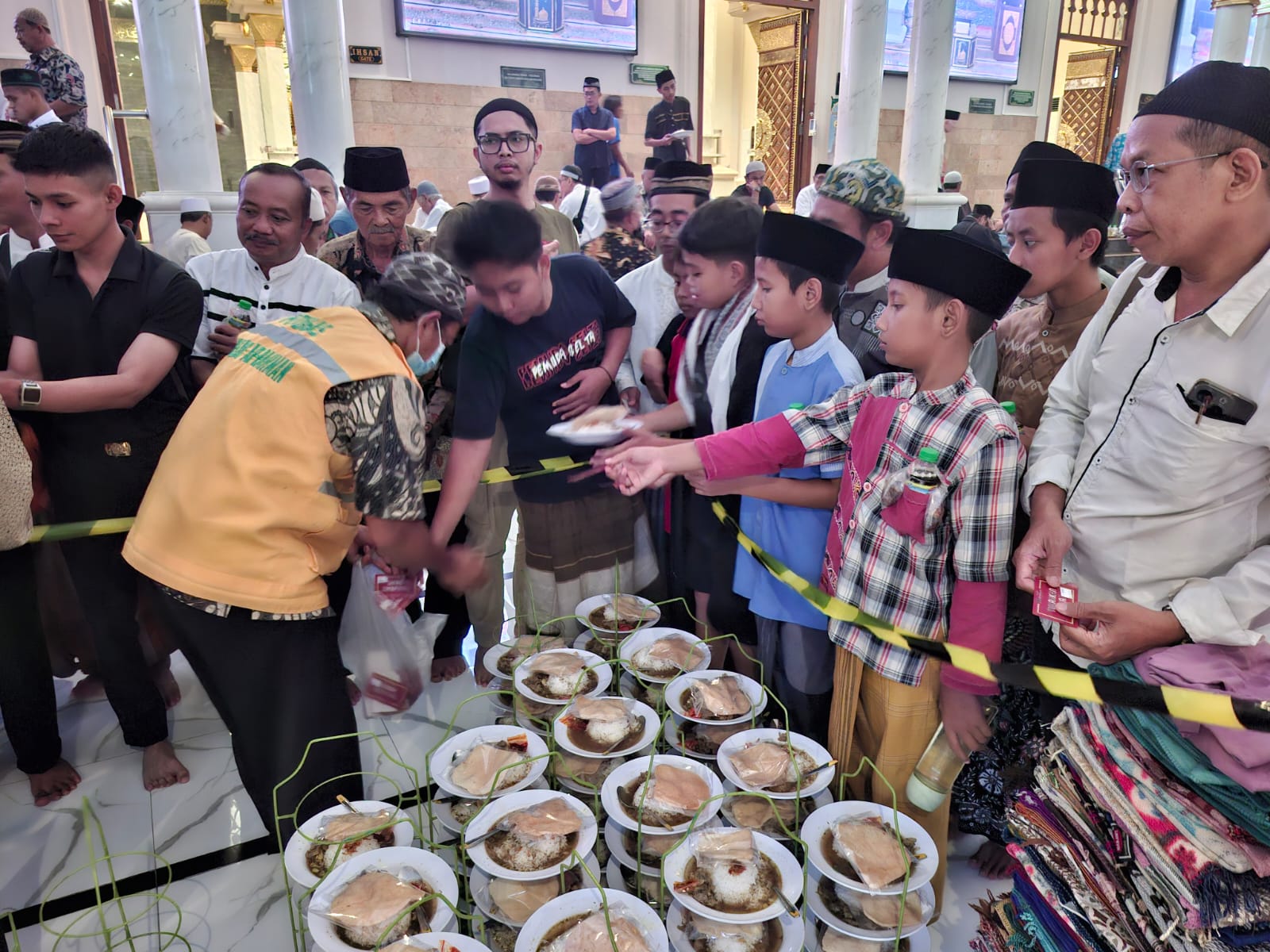 Masjid Ar-Rahman Kota Blitar Sediakan 1.000 Porsi Buka Puasa Gratis