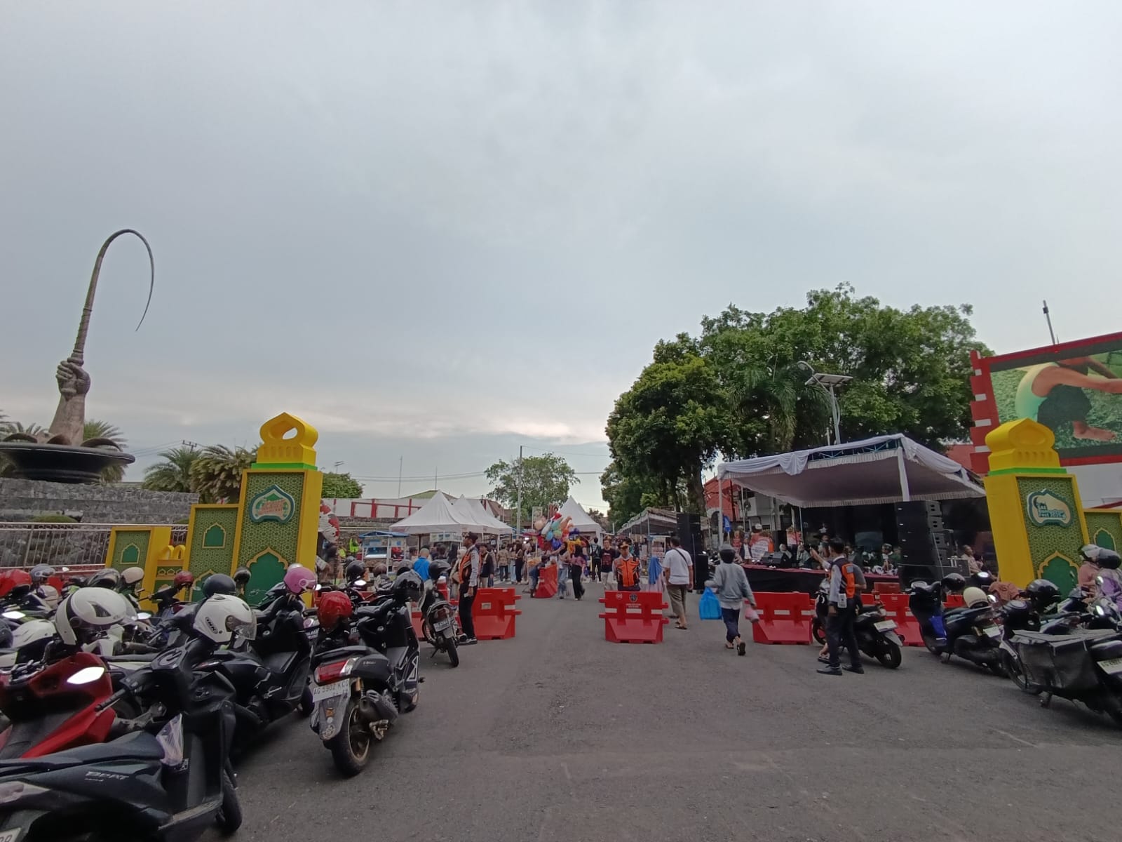 DLH Kota Blitar Siagakan Satgas Kebersihan di Pasar Takjil Jalan Kenanga