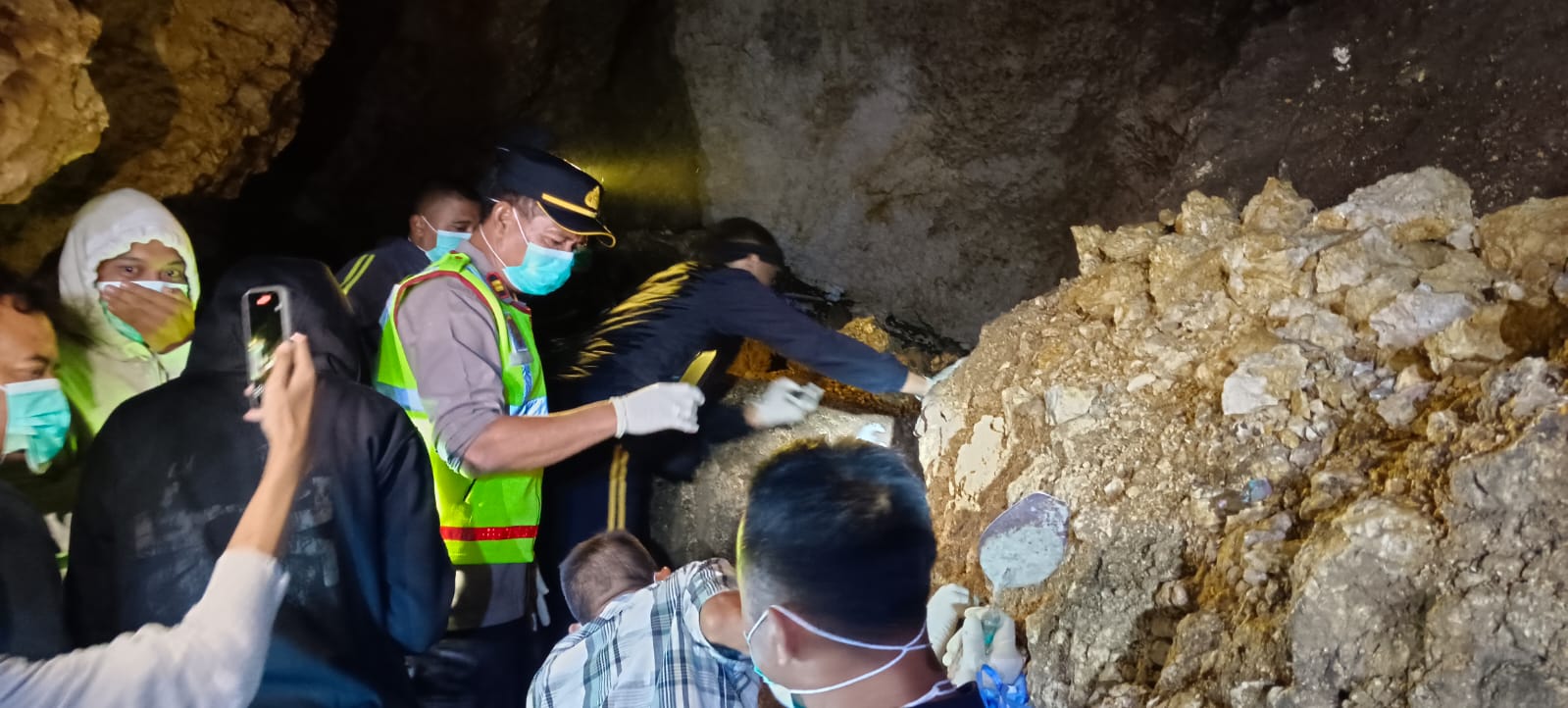 Bau Menyengat! Warga Temukan Kerangka Manusia Goa Pletes Sumawe Malang