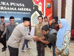 Silaturahmi Rutin, Polres Kediri Kota Ajak Awak Media Bagikan Takjil dan Buka Puasa Bersama