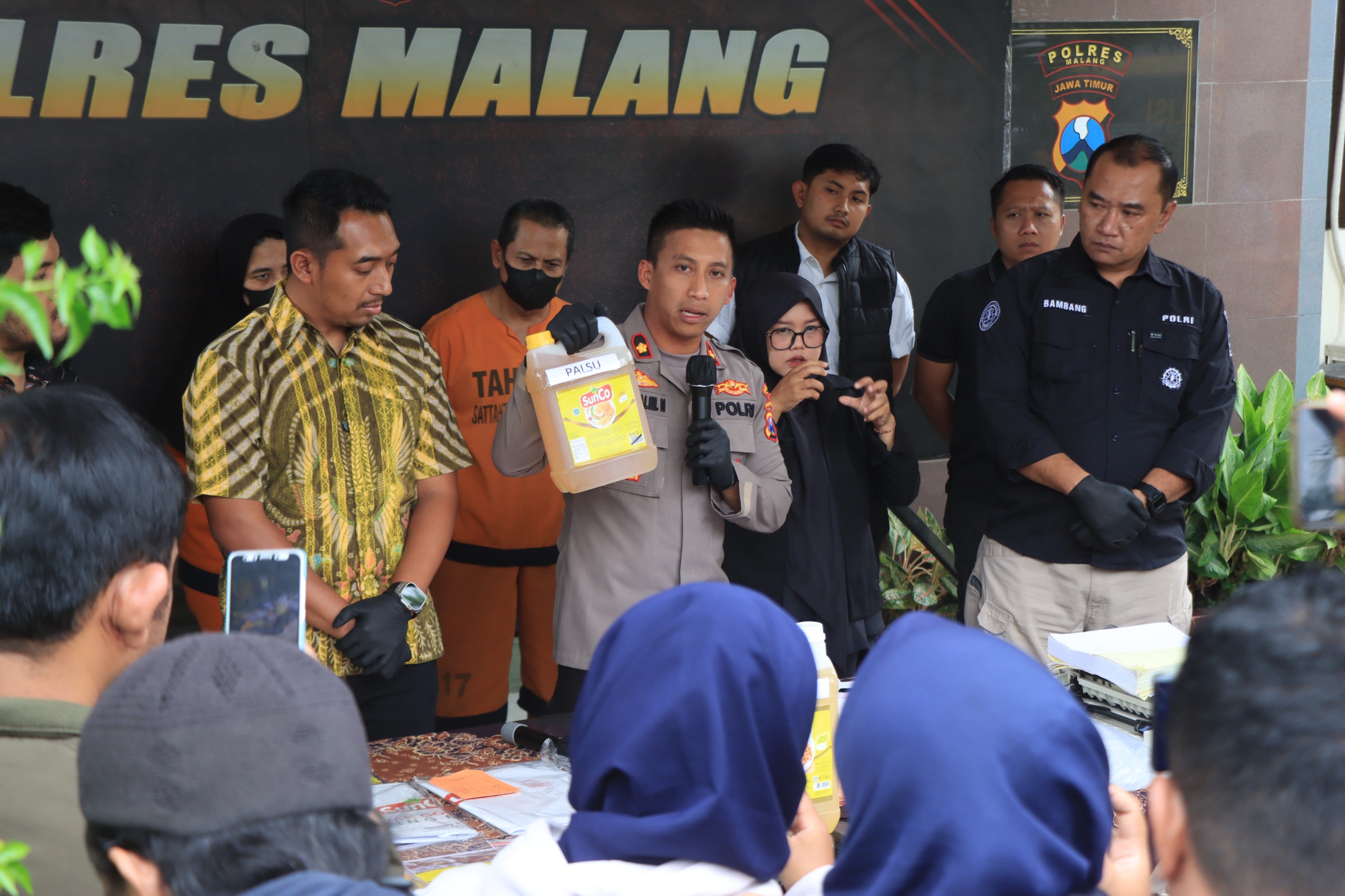 Minyak Curah Disulap Jadi Sunco, Polres Malang Tangkap Dua Pelaku