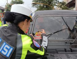 Polres Batu Gencarkan Sosialisasi Mudik Aman dengan Pemasangan Stiker Edukasi