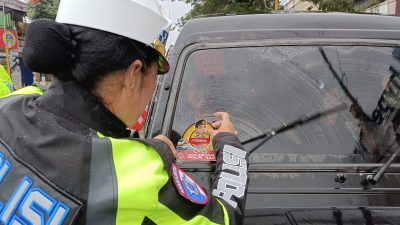 Polres Batu Gencarkan Sosialisasi Mudik Aman dengan Pemasangan Stiker Edukasi