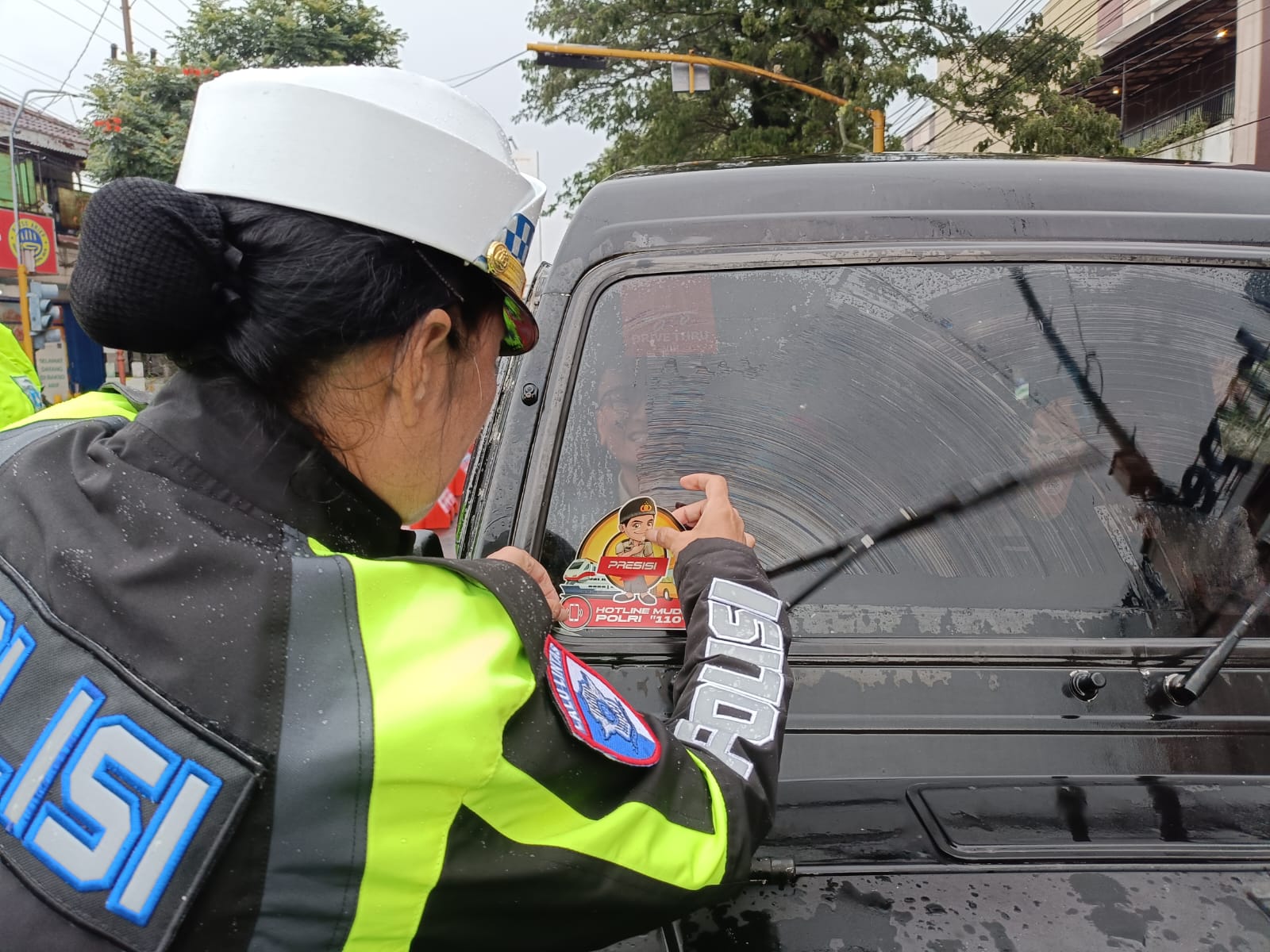 Polres Batu Gencarkan Sosialisasi Mudik Aman dengan Pemasangan Stiker Edukasi