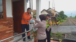 Polsek Gampengrejo Bagikan Bingkisan Sembako untuk Penjaga Perlintasan Kereta Api