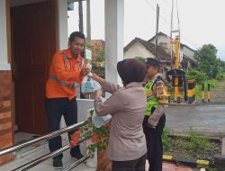 Polsek Gampengrejo Bagikan Bingkisan Sembako untuk Penjaga Perlintasan Kereta Api