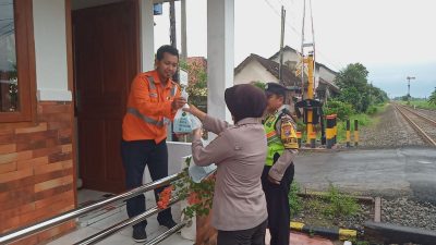 Polsek Gampengrejo Bagikan Bingkisan Sembako untuk Penjaga Perlintasan Kereta Api
