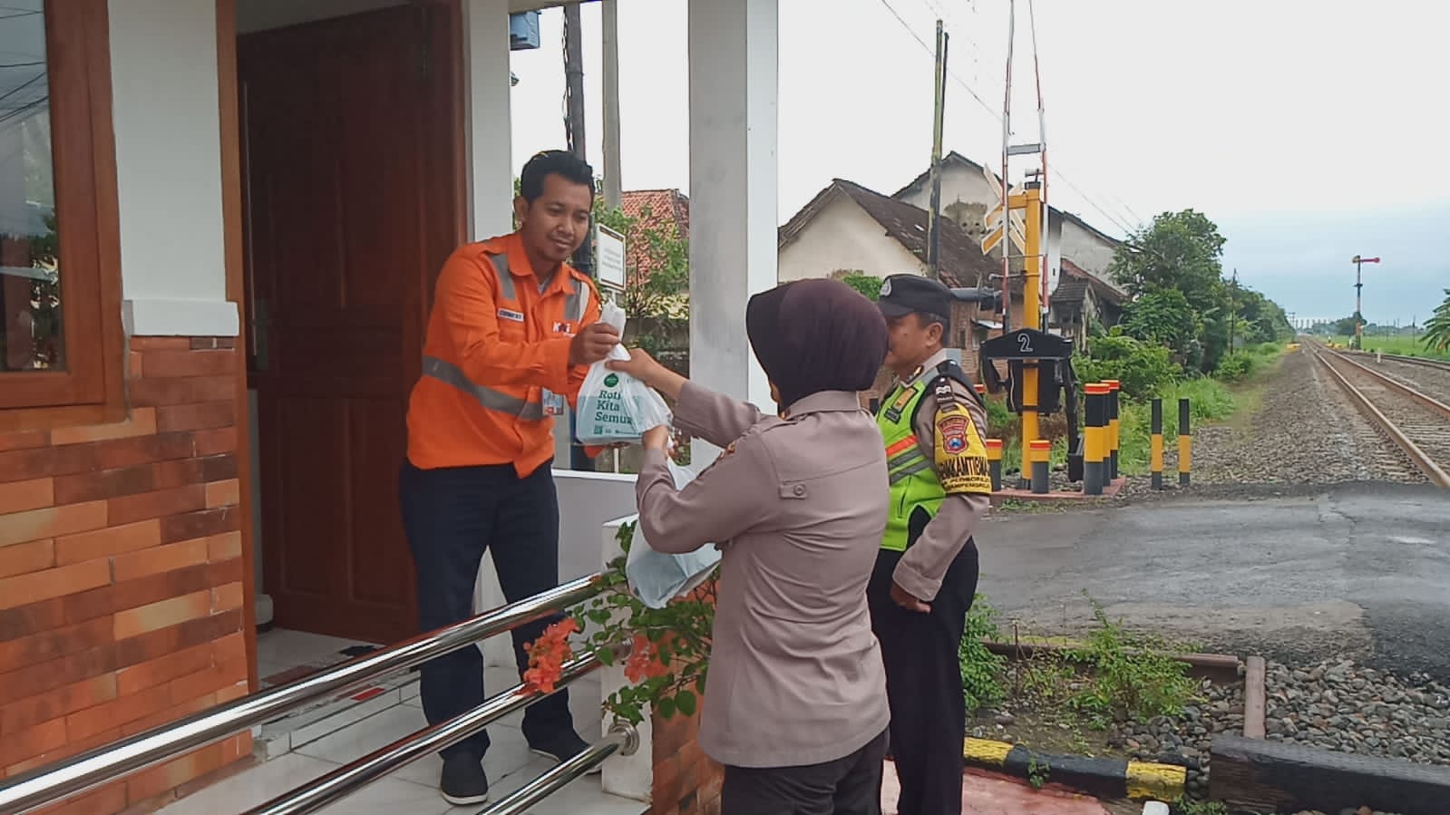 Polsek Gampengrejo Bagikan Bingkisan Sembako untuk Penjaga Perlintasan Kereta Api