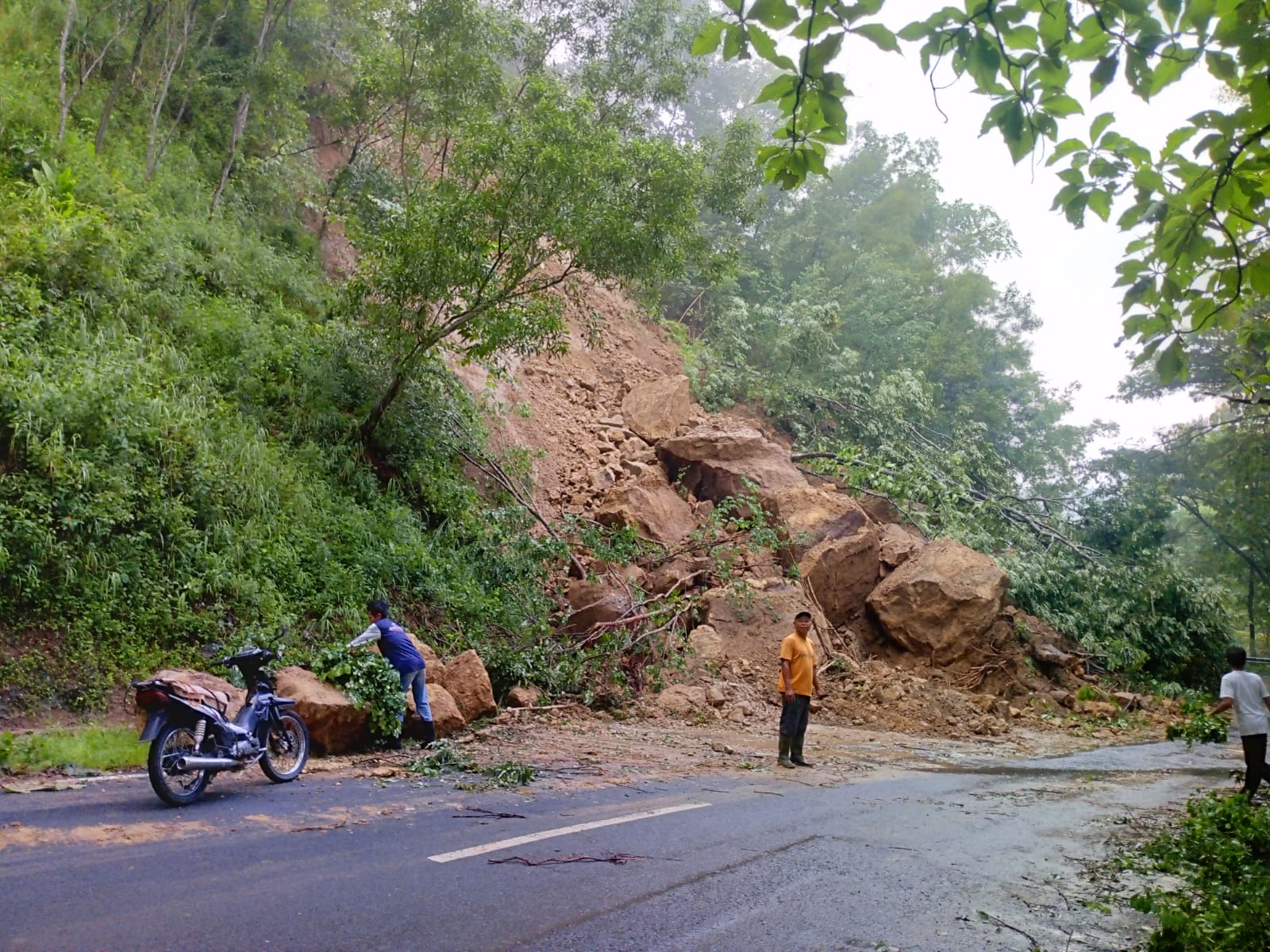 Longsor di Jalur Ponorogo-Pacitan KM 222, Pengendara Diminta Waspada