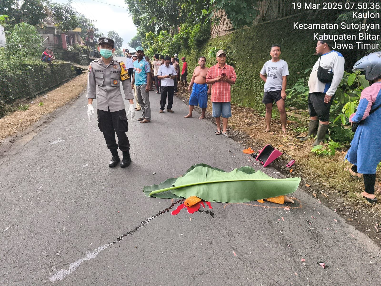 Polisi saat olah tempat kejadian perkara kecelakaan maut. (Ziz)