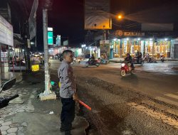 Polisi dari Polsek Ringinrejo Perketat Pengamanan, Cegah Konvoi Motor Usai Tarawih