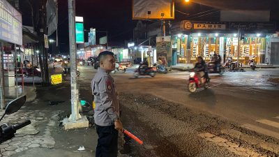 Polisi dari Polsek Ringinrejo Perketat Pengamanan, Cegah Konvoi Motor Usai Tarawih