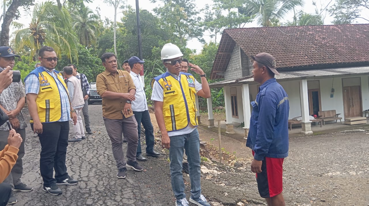 Wabup Blitar Beky Pastikan Perbaikan Jalan di Bakung Rampung Sebelum Lebaran