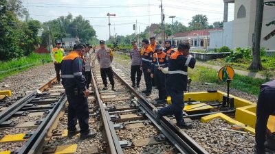 Polisi Periksa Jalur Rel di Ngadiluwih, Antisipasi Kecelakaan Kereta saat Mudik