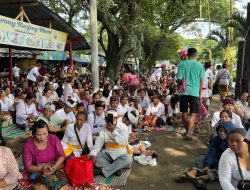 Ribuan Umat Hindu Kediri Gelar Prosesi Melasti di Waduk Siman