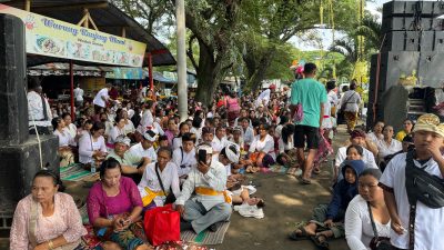 Ribuan Umat Hindu Kediri Gelar Prosesi Melasti di Waduk Siman