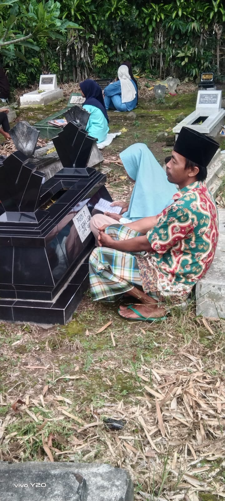 Ratusan Warga Jemekan Gelar Tahlil Akbar dan Nyekar Jelang Lebaran