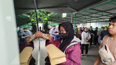 Mobil Kas Keliling BI Kediri Diserbu Warga Ponorogo untuk Penukaran Uang Baru