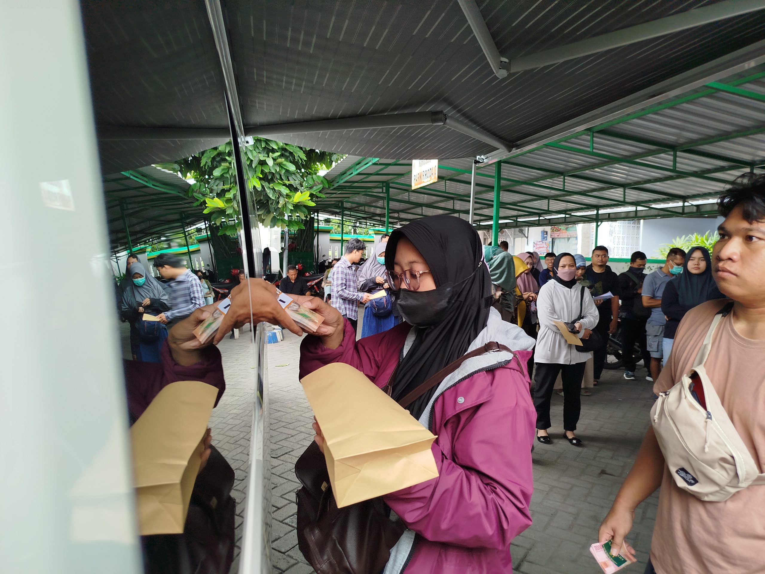 Mobil Kas Keliling BI Kediri Diserbu Warga Ponorogo untuk Penukaran Uang Baru