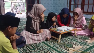 Tadarusan di Masjid Khalimatus Hakim, Kediri, Berlangsung Khidmat, Peserta dari Anak-Anak hingga Lansia