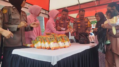 Polres Ponorogo dan Kemala Bhayangkari Gelar Bazar Murah, Warga : Kalau Bisa Digelar Terus