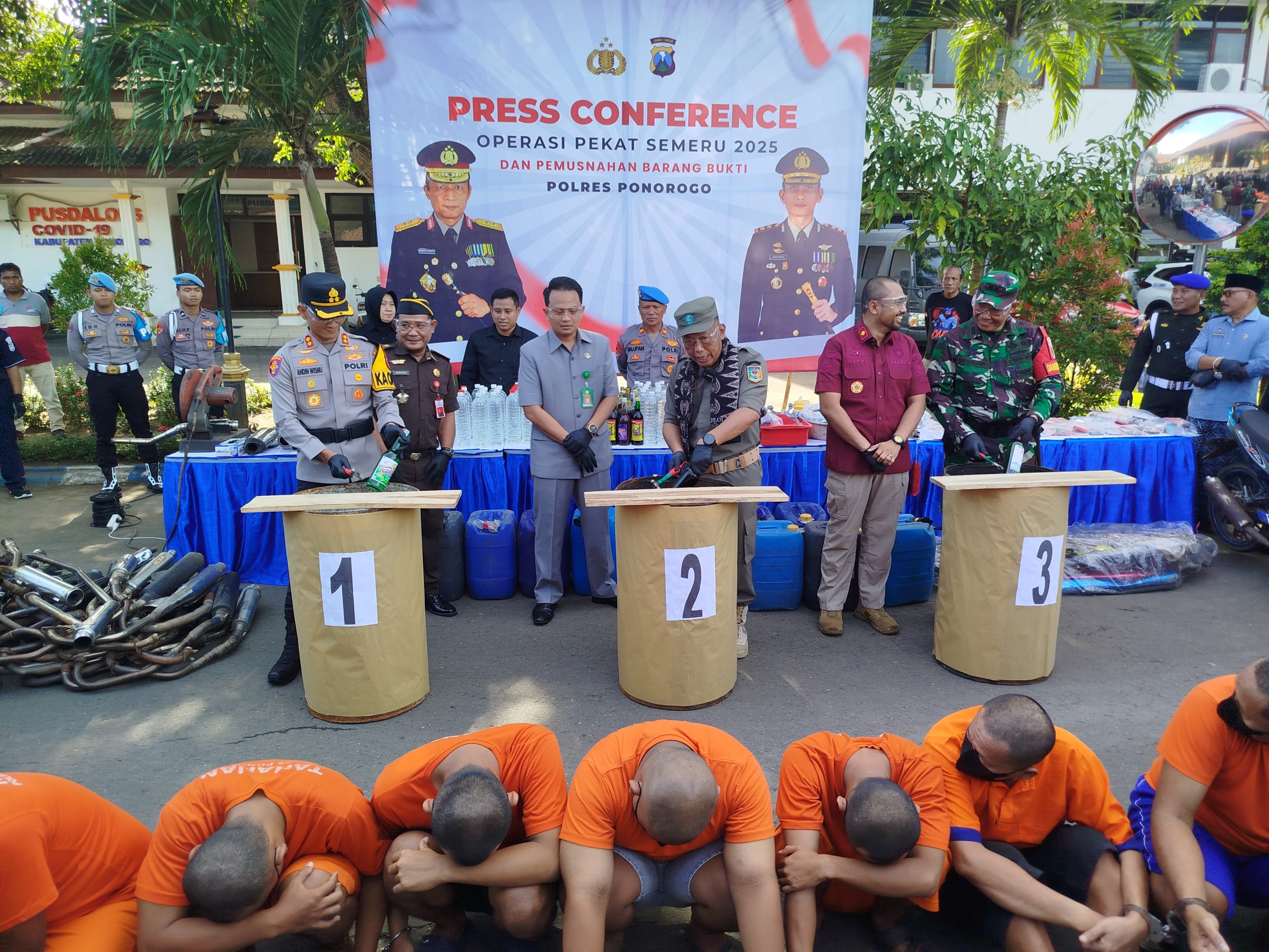 Polres Ponorogo Musnahkan 500 Liter Miras, Ratusan Knalpot Brong, dan Bahan Peledak Hasil Operasi Pekat
