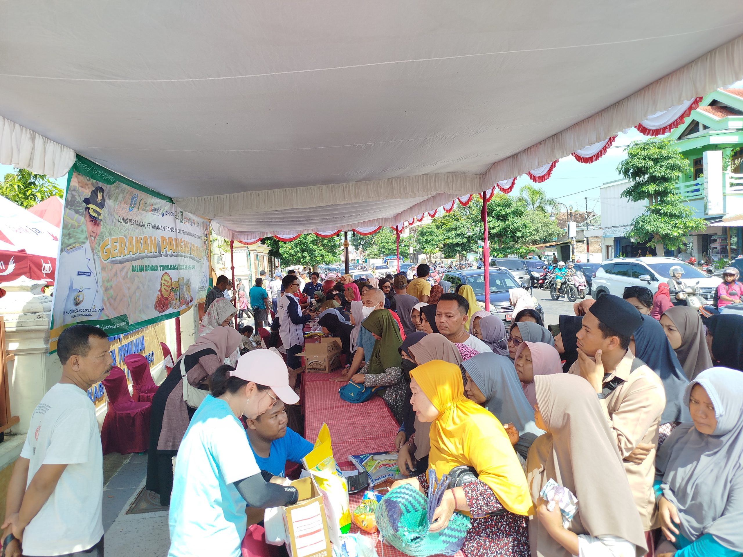 Pasar Murah di Ponorogo Diserbu Warga, Antrean Panjang Demi Bahan Pokok Murah