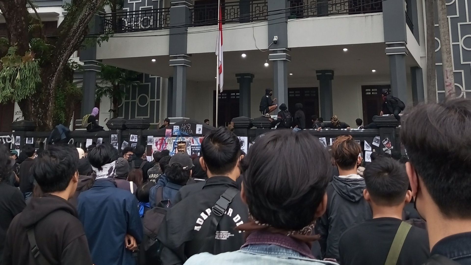 Aksi Tolak UU TNI Makin Membara di Beberapa Daerah, Sejumlah Orang Hilang Kontak!