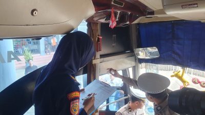 Jelang Mudik Lebaran, Petugas Gabungan Periksa Kelayakan Bus di Tulungagung