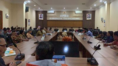 Dilarang Beroperasi! Pemilik Usaha Kafe dan Karaoke di Tulungagung Geruduk Kantor DPRD