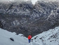 7 Gunung Ekstrem di Indonesia yang Menantang Nyali, Pemula Jangan Coba!