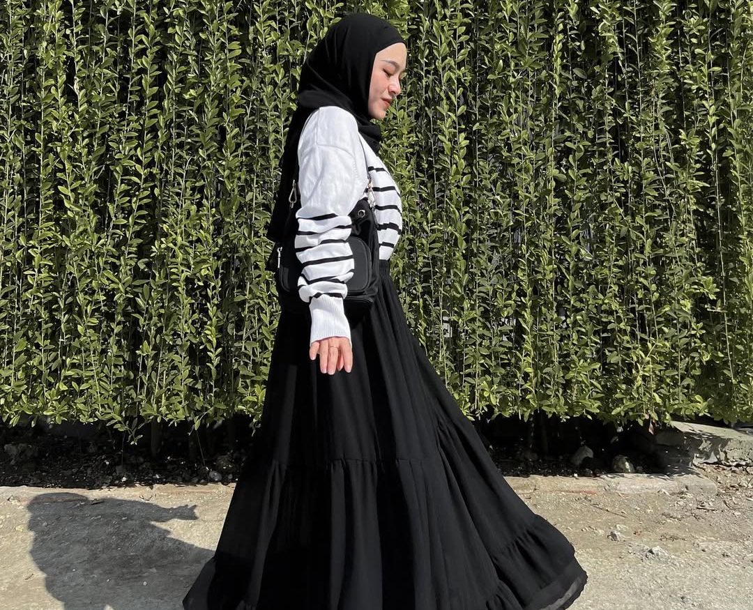 7 Ide OOTD Bukber Serba Hitam yang Simple dan Elegan, Tetap Terlihat Sopan!