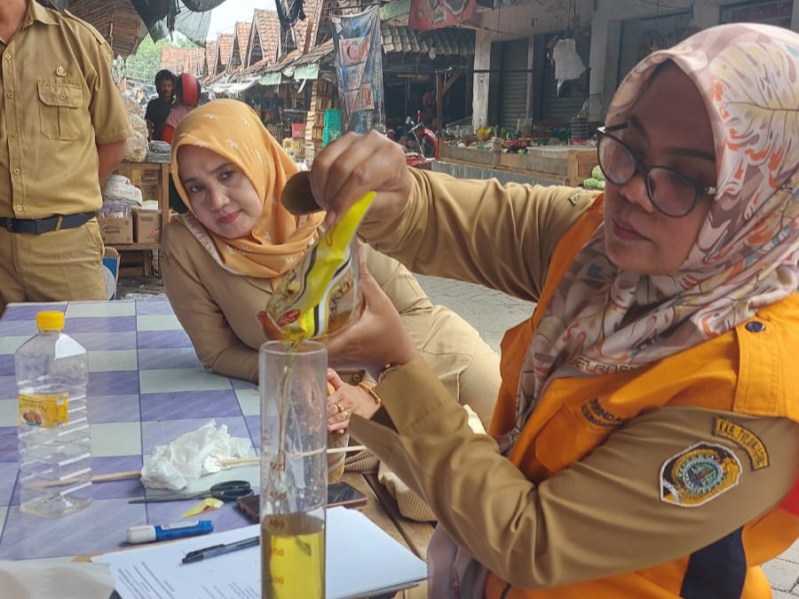 Redam Isu Takaran, Disperindag Tulungagung Lakukan Pengujian MinyakKita