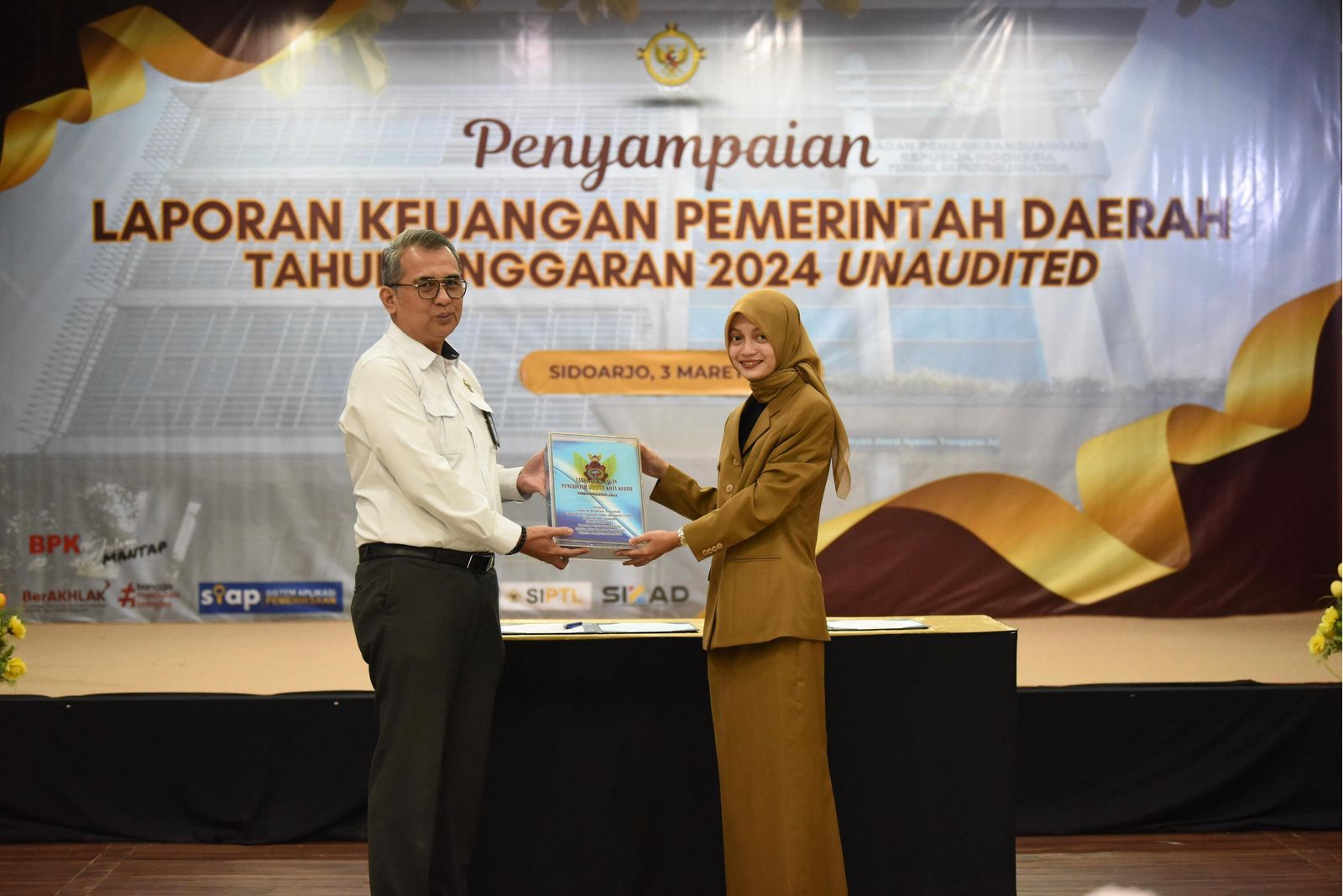 Wali Kota Kediri Mbak Nanda Serahkan LKPD Kepada BPK Perwakilan Jawa Timur