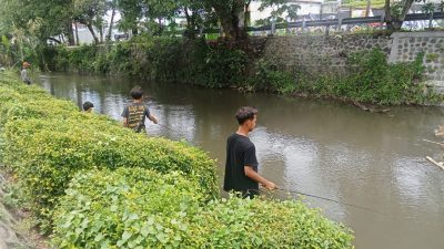Menanti Berbuka Puasa, Bocah-bocah Kediri Habiskan Sore Hari dengan Memancing di Sungai