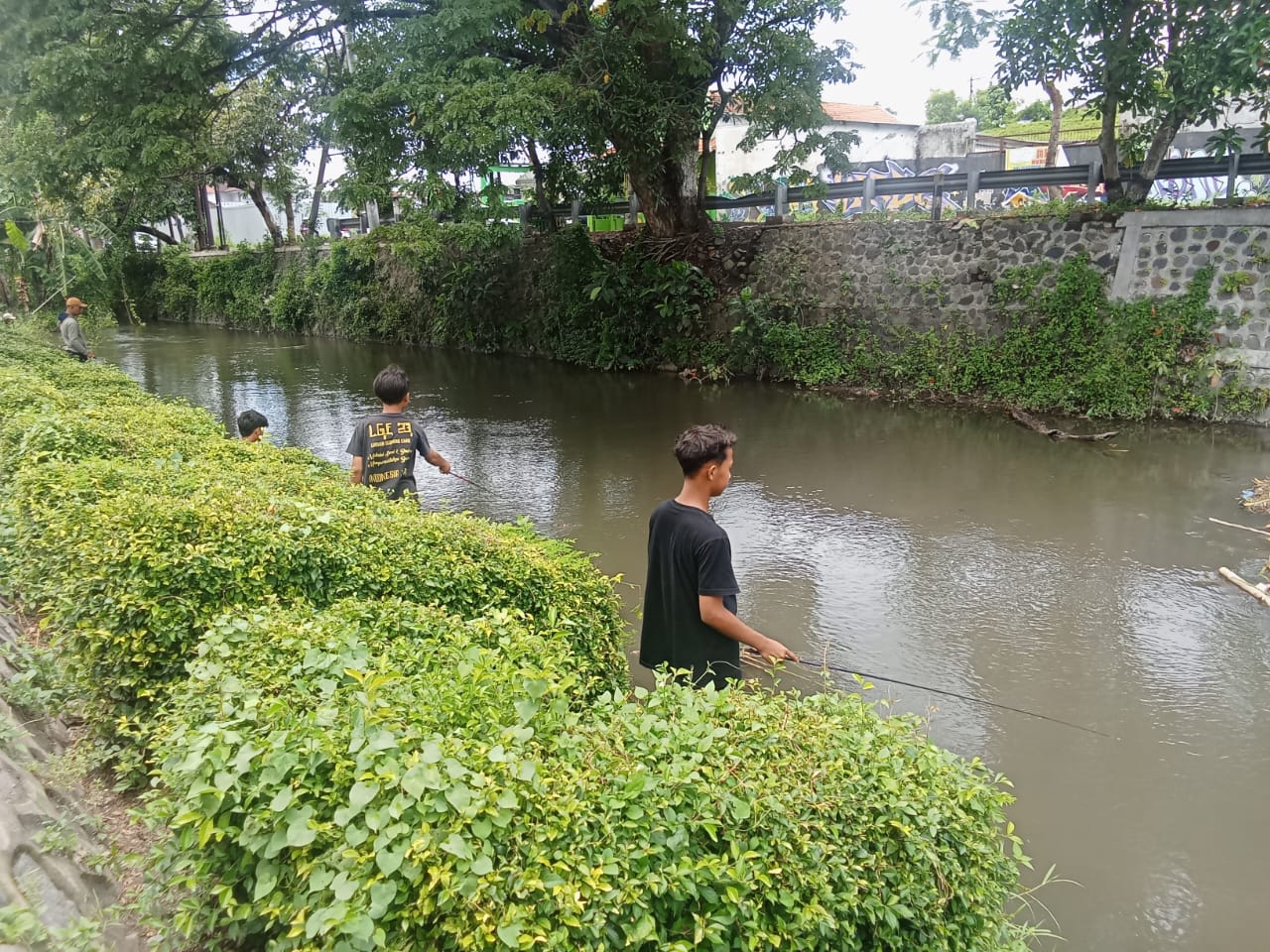 Menanti Berbuka Puasa, Bocah Kediri Habiskan Sore dengan Memancing di Sungai