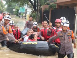 Hujan Deras Sebabkan Tanggul Jebol, Tim SAR Korbrimob Evakuasi Warga di Jakarta Timur
