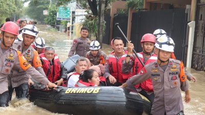 Hujan Deras Sebabkan Tanggul Jebol, Tim SAR Korbrimob Evakuasi Warga di Jakarta Timur