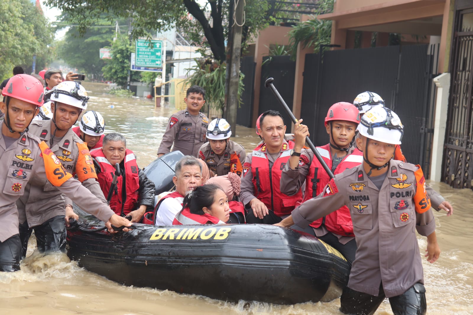 Hujan Deras Sebabkan Tanggul Jebol, Tim SAR Korbrimob Evakuasi Warga di Jakarta Timur