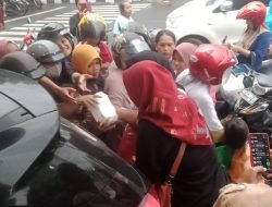 Srikandi GM Nganjuk Bagikan Ratusan Takjil di Perempatan Jayastamba