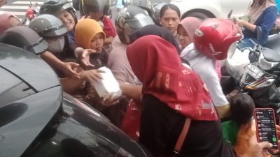 Srikandi GM Nganjuk Bagikan Ratusan Takjil di Perempatan Jayastamba