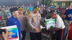 Polres Kediri dan PWI Kediri Raya Berbagi Bingkisan Lebaran Pada Ratusan Tukang Becak, Ini Infonya